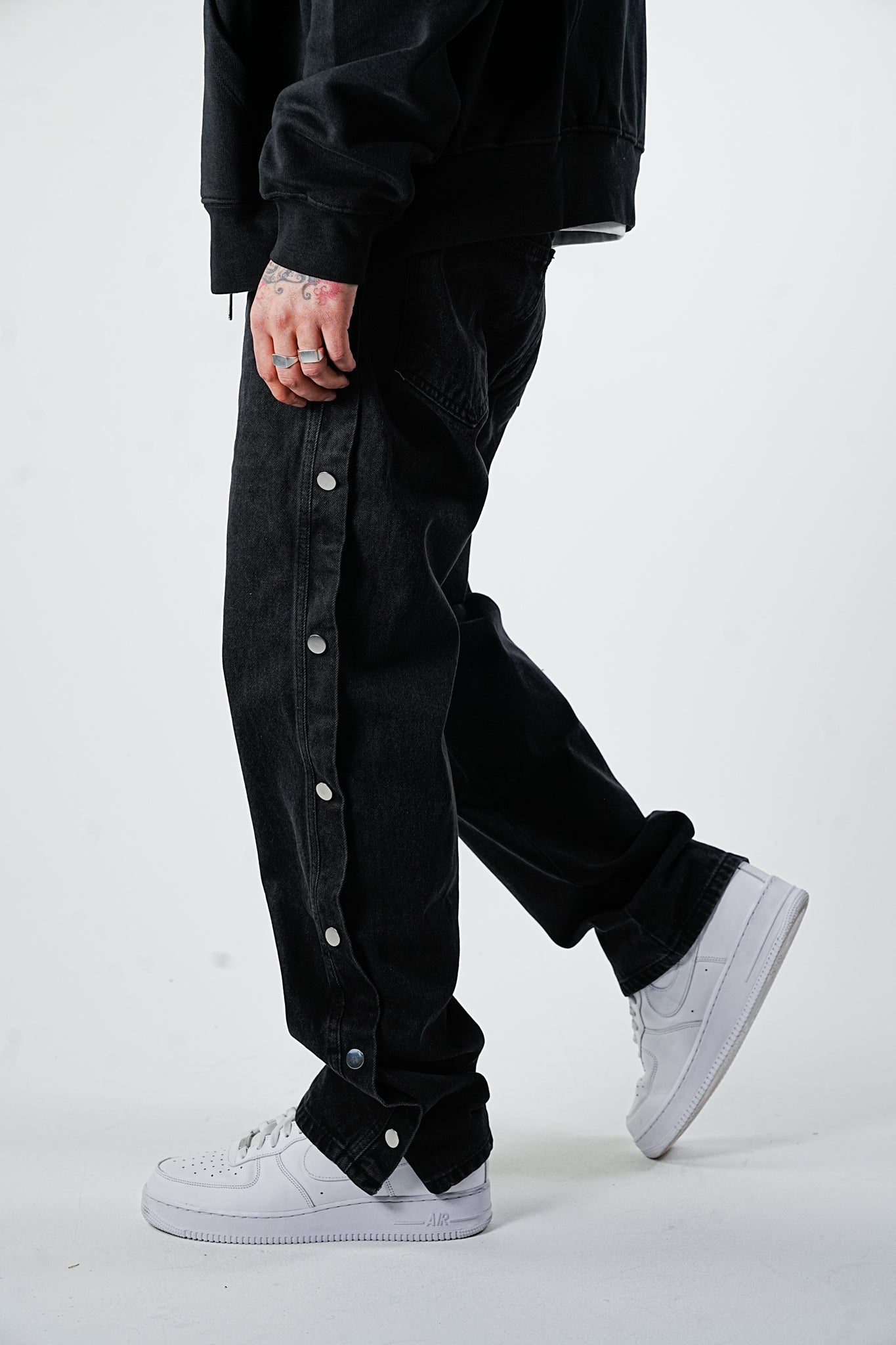 Premium Wide Fit Solid Buttons Black Jeans - UNEFFECTED STUDIOS® - JEANS - UNEFFECTED STUDIOS®